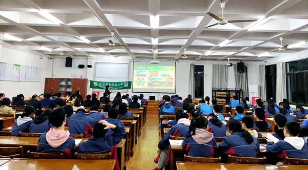 陈俊教授在德清高级中学给学生和家长作宣传报告.jpg